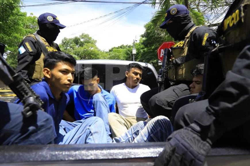 Los demás detenidos son Edwin Geovany Flores Gamez (de 24) alias “El Yona”, supuesto gatillero de la MS-13, y Saúl David Callejas Ramos (20) alias “El Chuky”, que según las autoridades, se desempeñaba como vendedor de droga.