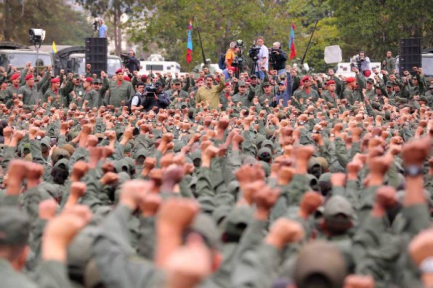 A primera hora de este miércoles, Maduro comandó maniobras militares en Fuerte Tiuna, mayor complejo militar en Caracas, donde denunció que 'mercenarios desertores' buscan desde Colombia fracturar a la Fuerza Armada.