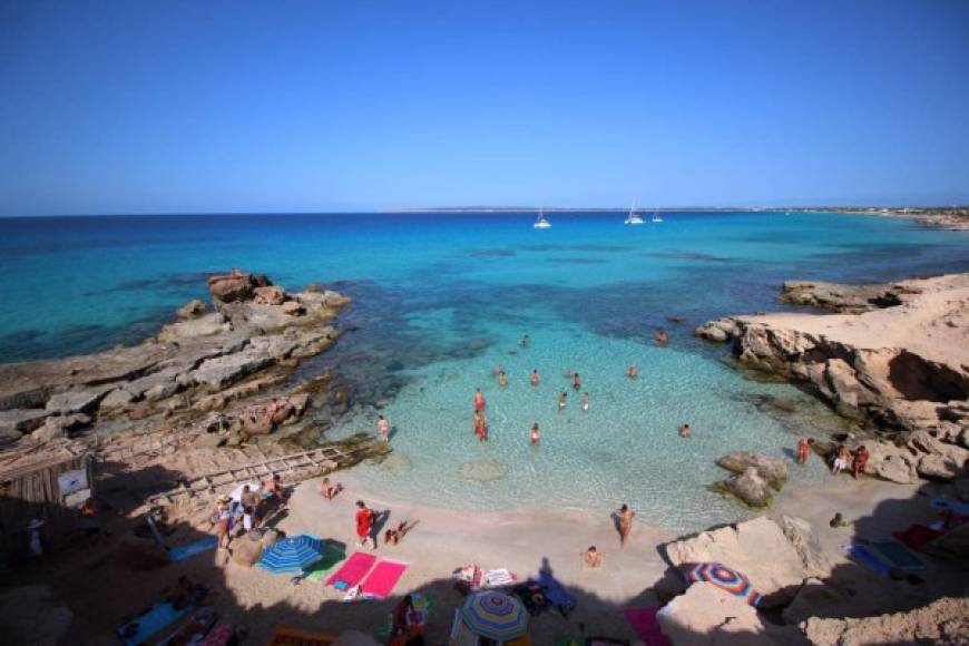 Los turistas se cautivan con sus aguas, únicas por su transparencia y color turquesa que evocan latitudes tropicales.