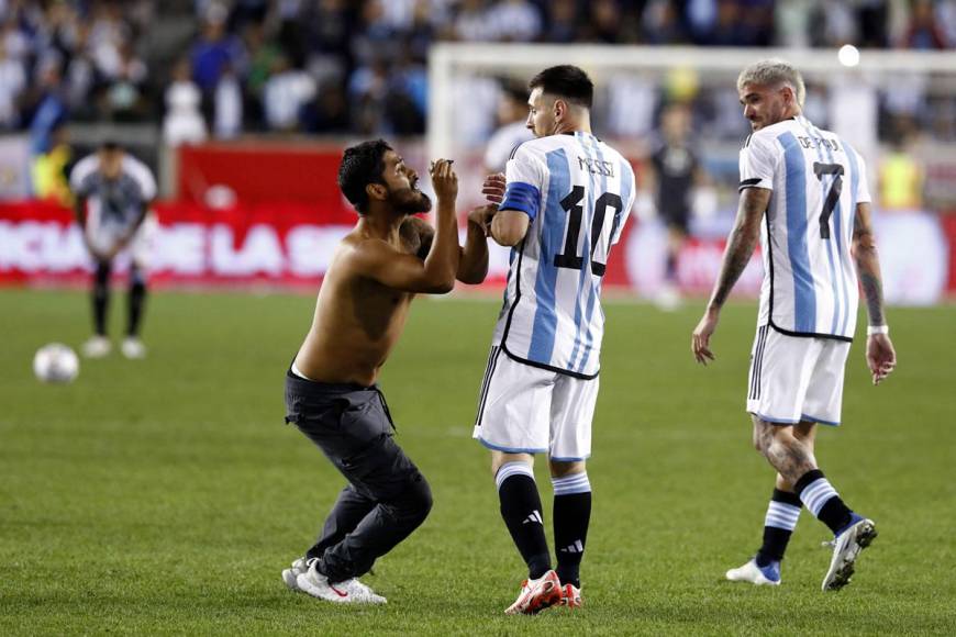 Messi se asustó bastante al ver al aficionado que apareció por su espalda.