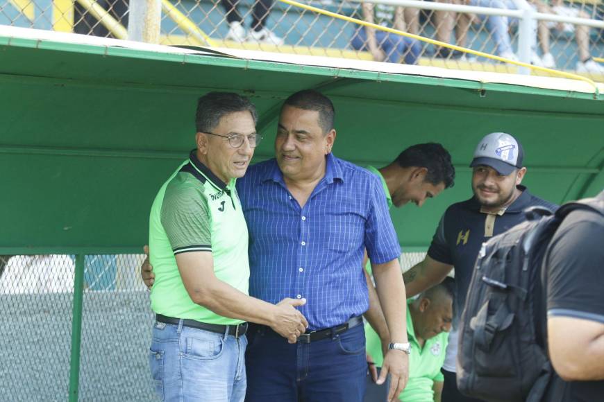 ¡Qué foto! Así fue el abrazo entre los entrenadores, Salomón Nazar y Jhon Jairo López.