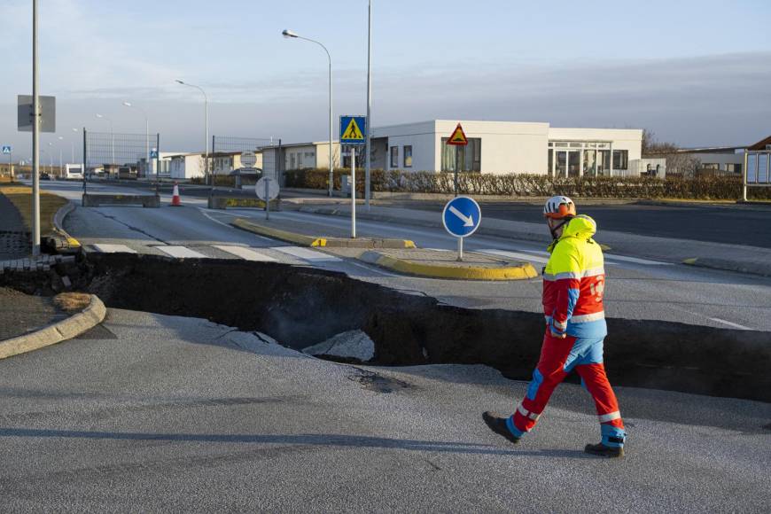 Las autoridades islandesas declararon el estado de emergencia tras registrarse cientos de sismos en la península de Reykjanes, en el suroeste del país, que hacen temer una erupción volcánica en la región. 