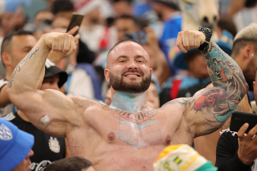 Este aficionado sorprendió por su musculatura en las graderías del <i>Estadio</i> de Lusail.