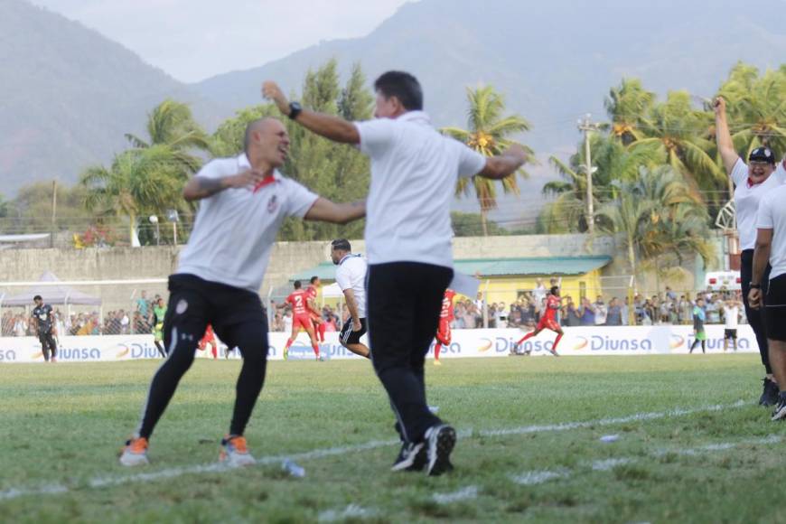 Mauro Reyes se desató tras el gol de Diego Reyes y celebró con mucha euforia la salvación del descenso.