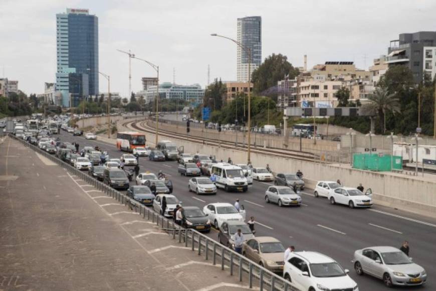 El tráfico se detiene en una autopista de Tel Aviv, donde cientos de conductores se bajaron de sus vehículos para honrar a las víctimas del Holocausto.