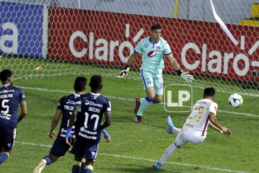 El derechazo de Jorge Álvarez para hacer el 4-0 del Olimpia ante el Motagua.