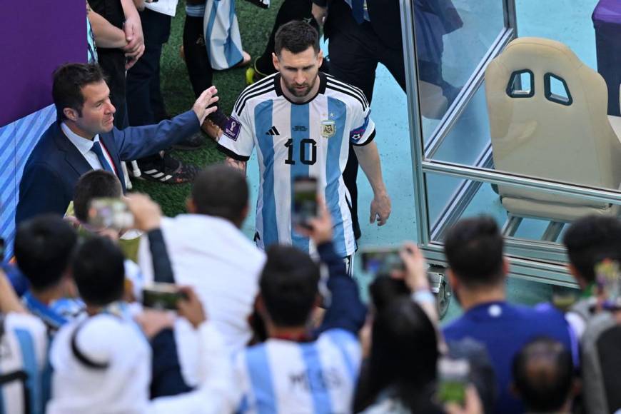 Así se marchaba Messi al vestuario al descanso del partido.
