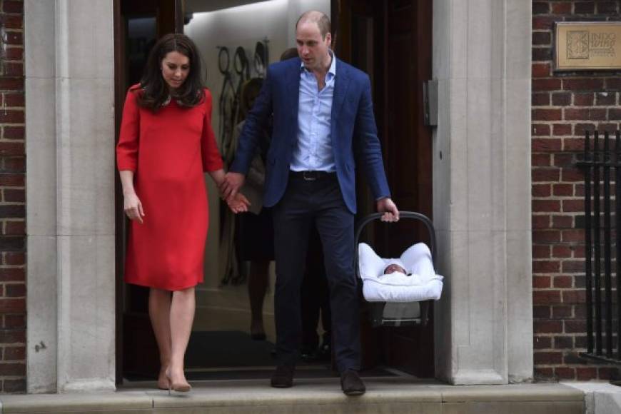 A pocas horas del alumbramiento los Duques de Cambridge presentaron al recién nacido al público expectante en las afueras del hospital St Mary's en Londres.