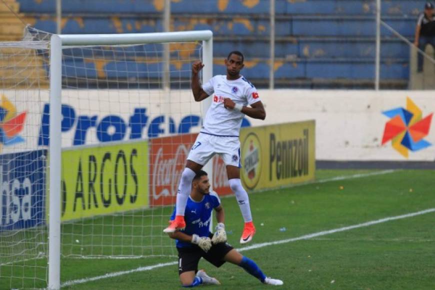 Jerry Bengtson inauguró el marcador en el estadio Nacional contra Honduras Progreso con un gol de penal.
