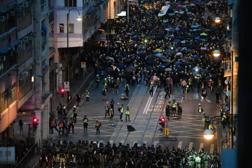 Las manifestaciones, inicialmente pacíficas, se tornaron violentas en las últimas semanas luego de que la policía local intentara impedir las masivas protestas.