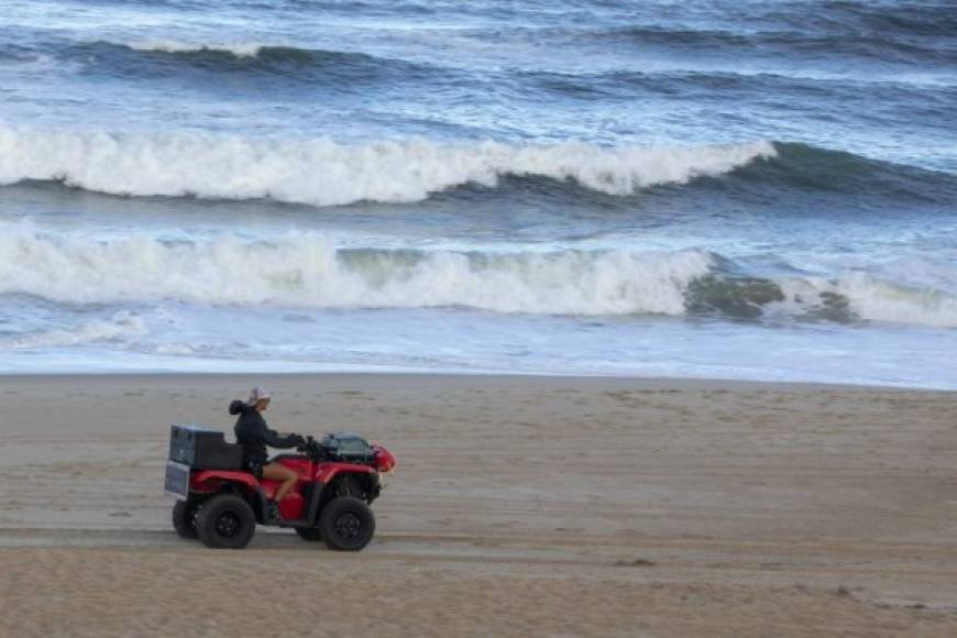 Florence, de categoría 4, se dirige a la costa sureste de EEUU causando marejadas ciclónicas y lluvias que 'ponen en peligro la vida humana en porciones de Las Carolinas y estados del medio atlántico', indicó el Centro Nacional de Huracanes (NHC).