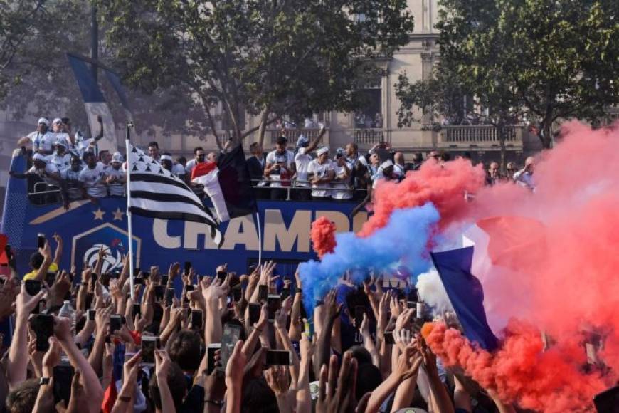 La mitad del ancho de la avenida estaba tomada por la pasión de aficionados que no pararon de gritar, azuzados desde el autobús por los jugadores, vestidos con una camiseta especial para la ocasión, con dos estrellas, que no pararon de cantar y agitar las bufandas de la selección y a mostrar el trofeo logrado.