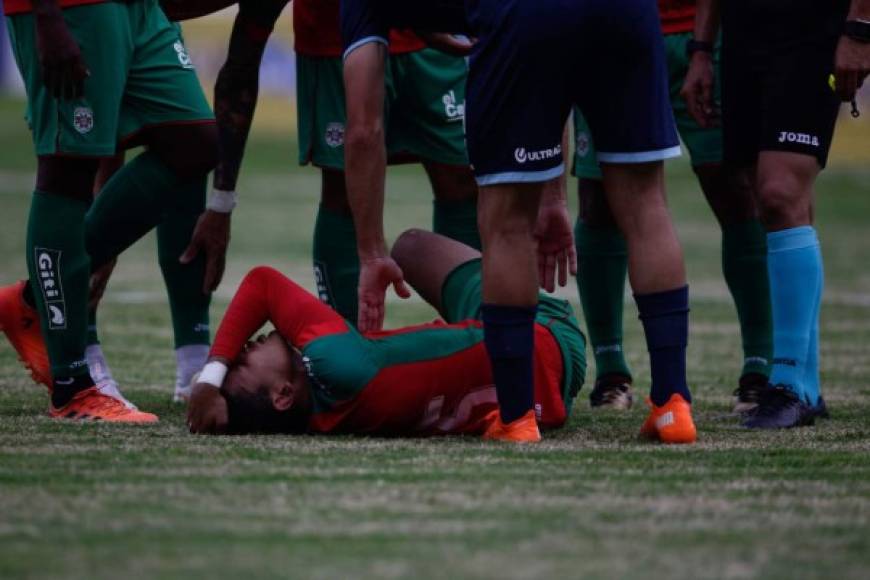 El defensor Luis Vega del Marathón tuvo que retirarse del partido tras una patada involuntaria de Bayron Méndez. El joven de los verdes se marchó con mucho dolor.
