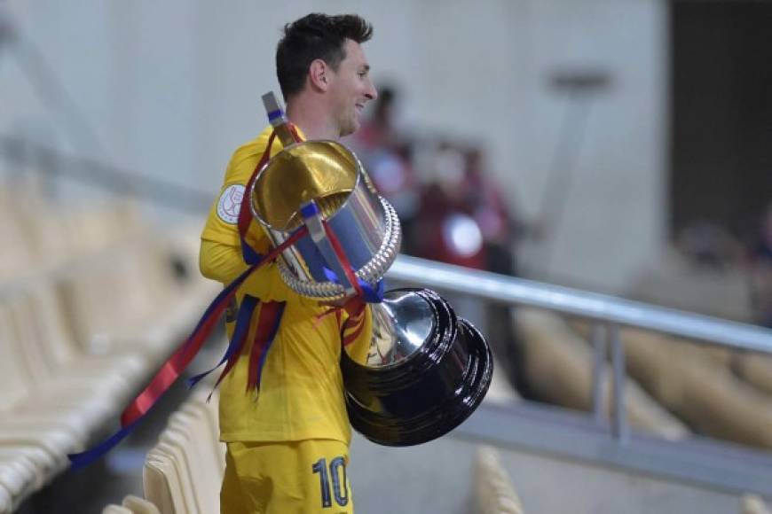 Messi, muy feliz, bajando por las gradas del estadio La Cartuja con la Copa en manos.