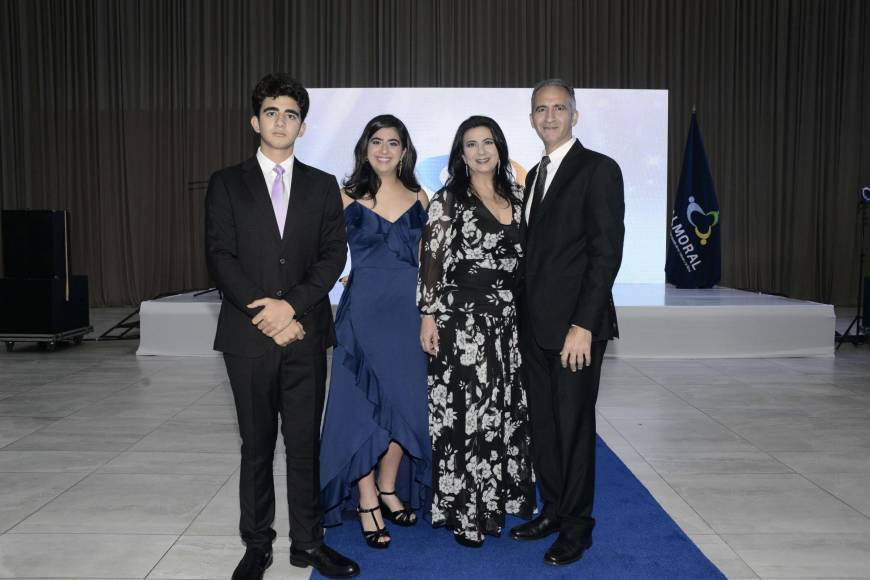 El empresario y filántropo progreseño Juan Bendeck fue el elegido para recibir este significativo homenaje, en donde su familia, amistades y empresarios lo acompañaron en esta celebración. En la foto, Eric, Megan, Jessica y George Faraj.