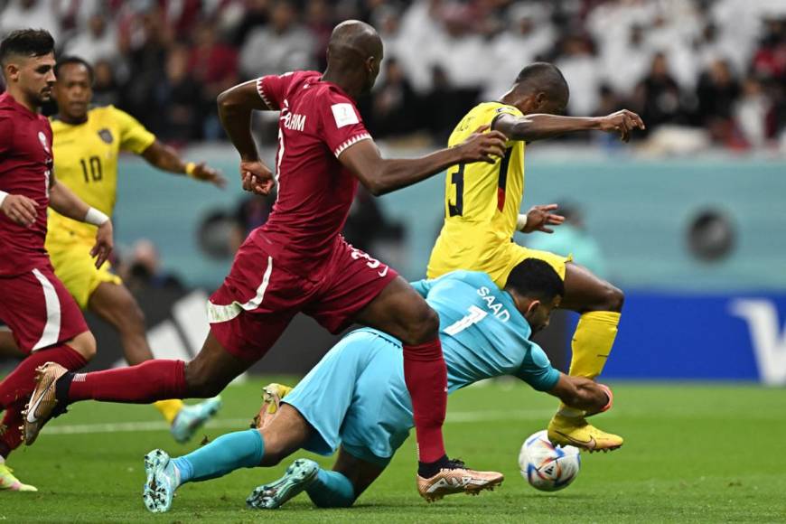 Momento en el que el portero qatarí Saad Al Sheeb hace contacto con el pie derecho de Enner Valencia. Penal claro.