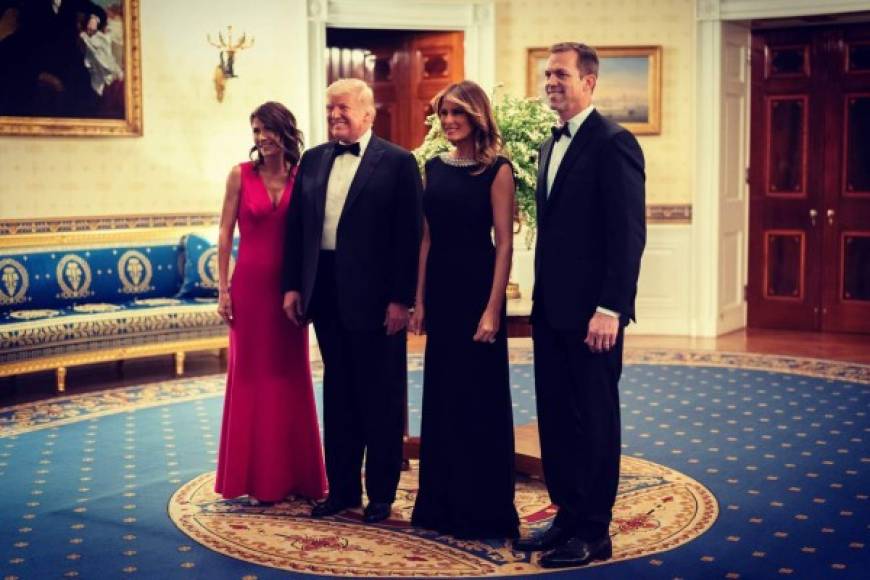 Trump y Melania posaron con los gobernadores y sus parejas en la cena anual que la primera dama organiza para agasajar a los líderes de los 50 estados.