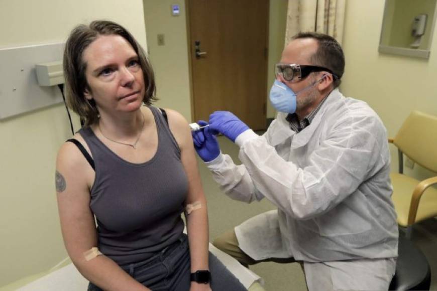 Expertos en Estados Unidos iniciaron pruebas en humanos contra el coronavirus. La primera dosis se administró el pasado lunes a la estadounidense Jennifer Halley, una de los 45 voluntarios, todos ellos adultos sanos de entre 18 y 55 años de edad, que tomarán parte en este experimento a lo largo de seis semanas.