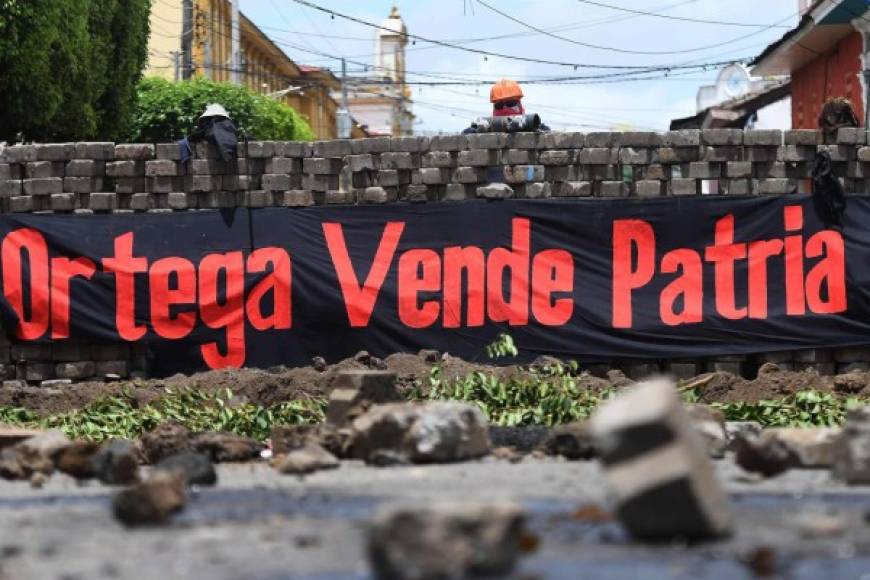 Barricadas de adoquines, casas quemadas, luto, dolor y pánico: la combativa ciudad de Masaya, en el sur de Nicaragua, resiste este miércoles al asedio de las fuerzas del gobierno de Daniel Ortega, en una escalada de violentas protestas que dejan 187 muertos en dos meses.