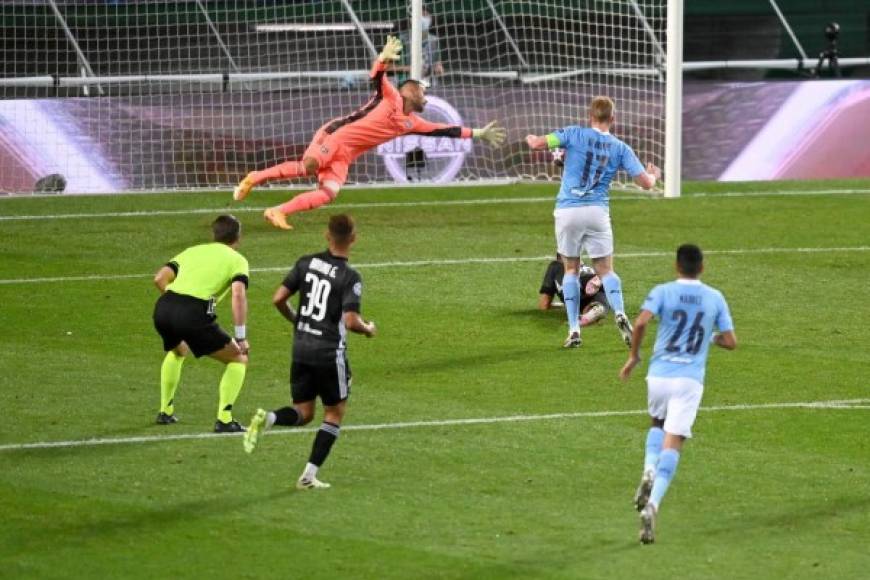 Kevin de Bruyne igualó el marcador con este derechazo que fue imposible para el guardameta del Lyon, Anthony Lopes.