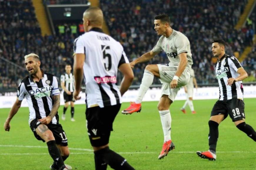 Cristiano Ronaldo marcó su golazo con un zurdazo seco dentro del área, ante la mirada de los defensa del Udinese.