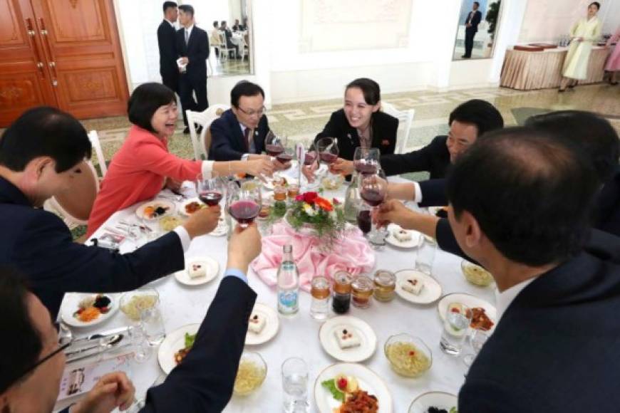 Kim Yo Jong, la hermana de Kim Jong Un, atendió a la delegación surcoreana, que incluía a los presidentes de varias compañías, incluido el heredero de Samsung, Lee Jae-yong.