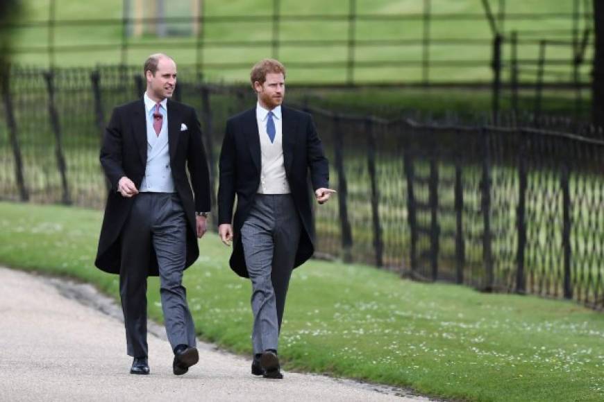 El príncipe Harry y su hermano William, duque de Cambridge caminan hacia la iglesia para asistir a la boda de la hermana de la duquesa.