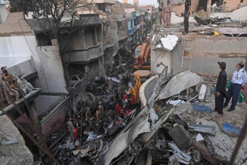 Al menos 40 personas murieron al estrellarse un avión este viernes en un barrio residencial de Karachi, en el sur de Pakistán, tras sufrir un problema técnico, según un balance provisional de los servicios de socorro.