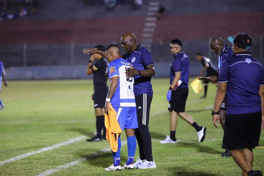 Raúl Martínez Sambulá, entrenador del Victoria, dando indicaciones a Óscar Salas antes de entrar al campo.