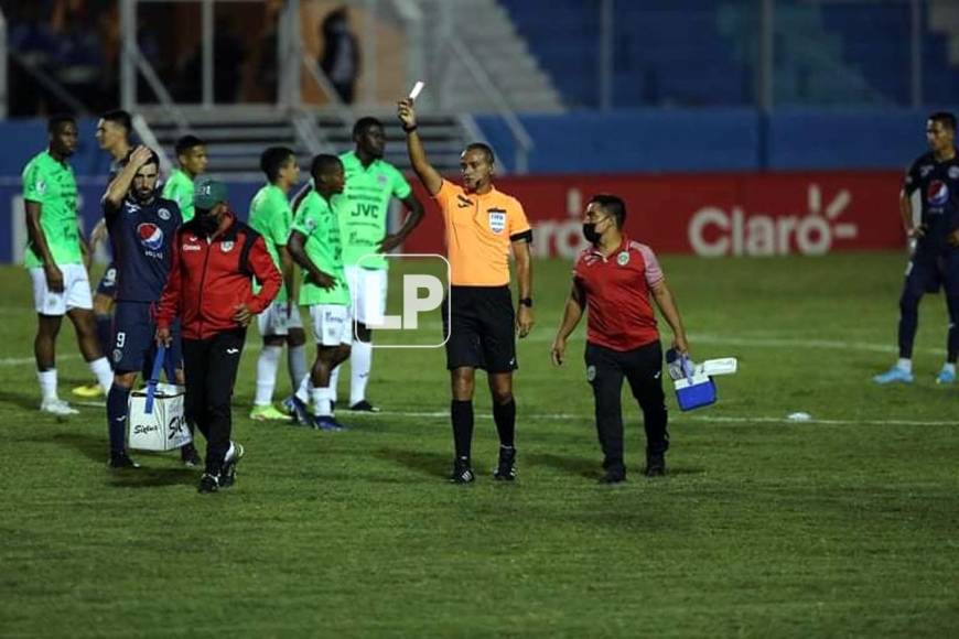 El árbitro Melvin Matamoros expulsó a Luis Garrido tras mostrarle la segunda tarjeta amarilla.