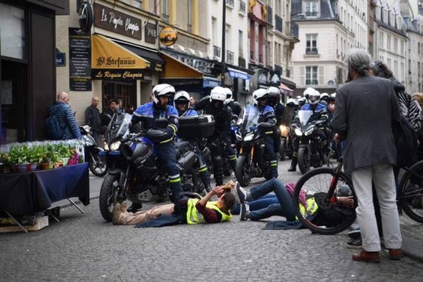 En total, 190 motos circulan cerca de las manifestaciones para permitir a las fuerzas de seguridad desplazarse rápidamente. También se utilizan drones para vigilar el cortejo, precisó el ministro del Interior.