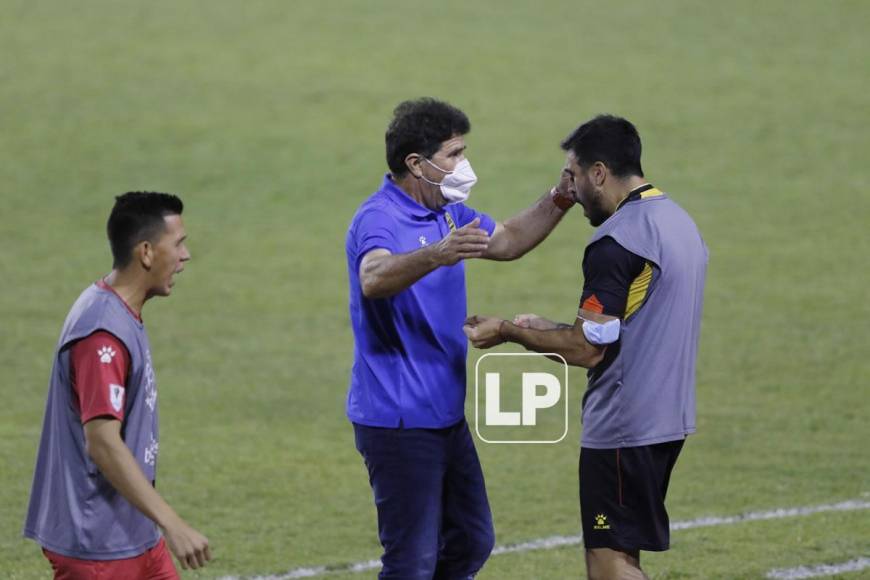 Héctor Vargas celebrando el triunfo con Ramiro Rocca.