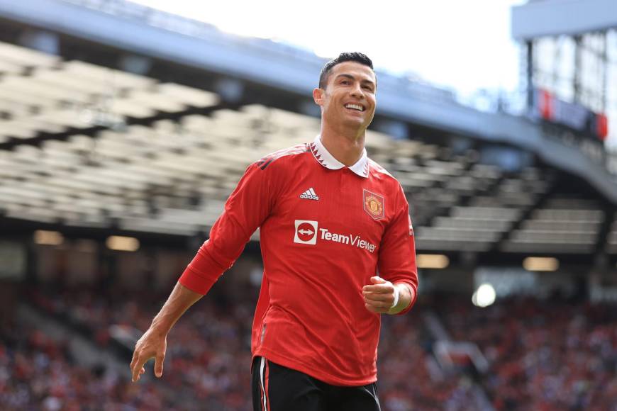 Cristiano Ronaldo afronta las últimas horas del cierre de mercado con la posibilidad todavía abierta de ese deseado cambio de aires que busca para poder disputar la Champions esta temporada. Aunque el miércoles se dio por hecho que continuaría en el Manchester United a raíz de unas declaraciones del técnico Ten Hag, lo cierto es que el portugués tiene encima de la mesa la opción del Napoli, en el que jugaría cedido una temporada para volver al United a cumplir el año que le queda.