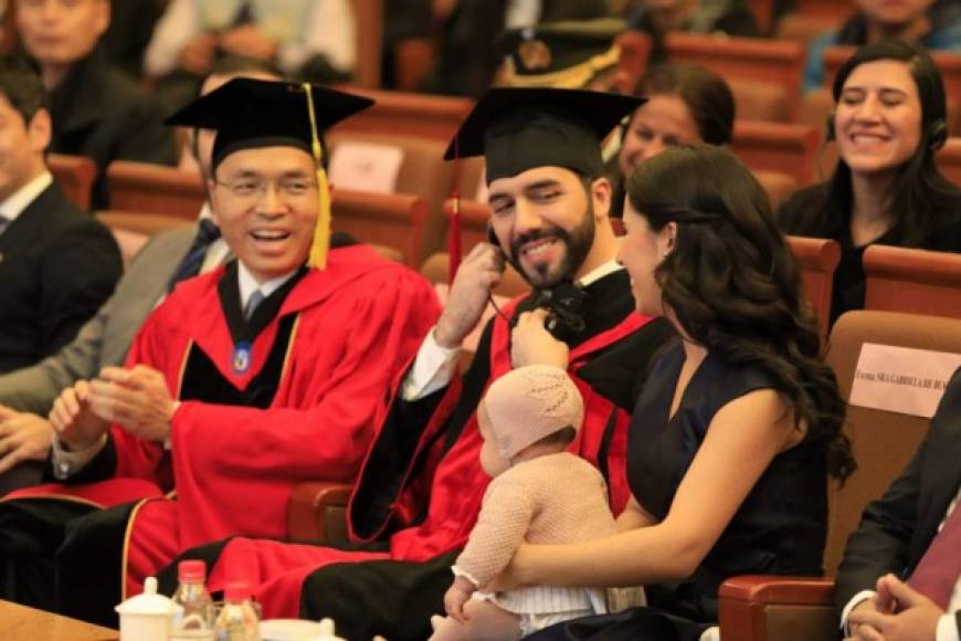 Nayib Bukele fue distinguido con un doctorado 'honoris causa' por la Universidad de Estudios Extranjeros de Pekín, durante su tercer día de visita en China, donde se encuentra como parte de una gira por Asia para reforzar la cooperación con El Salvador.