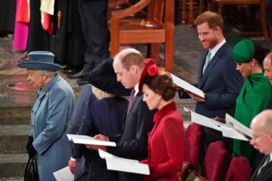 Fueron pocos los que se mostraron amables con la pareja, como el príncipe Eduardo, hijo menor de Isabel II, o el príncipe Carlos, padre de Harry, quien junto a su esposa Camilla, se tomó el tiempo de voltear para intercambiar algunas palabras con los Sussex.