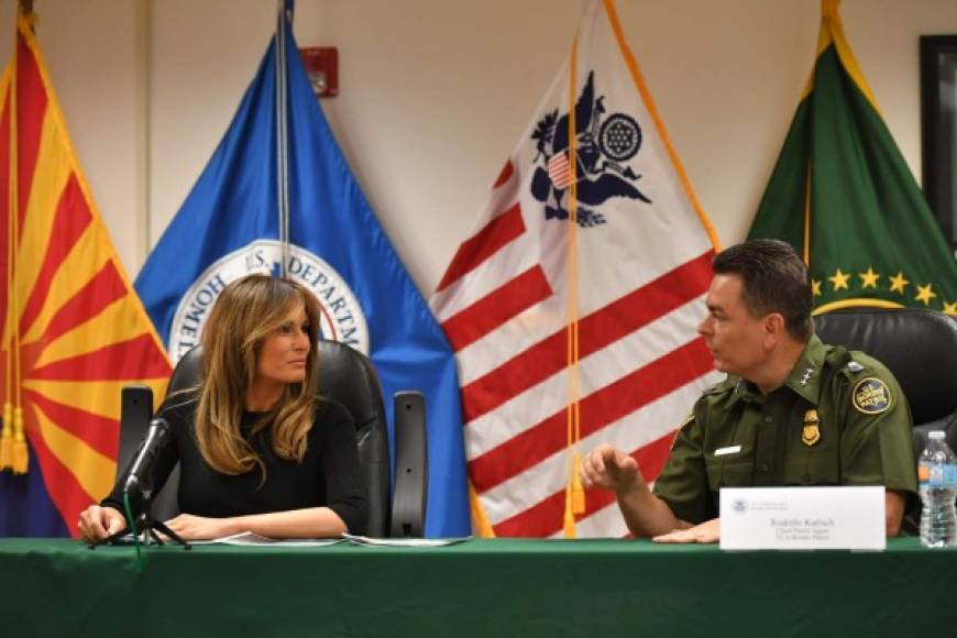 Rodolfo Karisch, jefe de la Patrulla Fronteriza, explicó a Melania el procedimiento de sus agentes al detener a las familias que ingresan ilegalmente a EEUU.