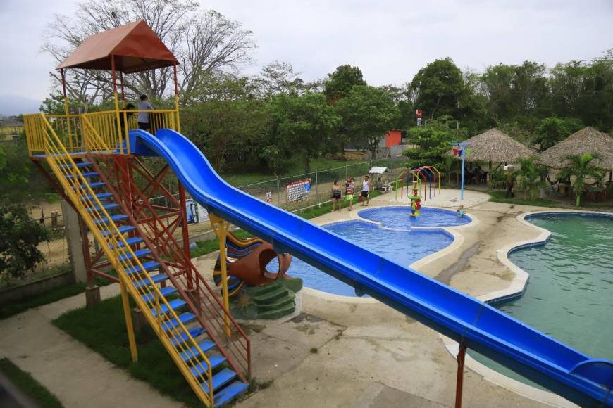 Este parque acuático El Chelito ofrece 4 piscinas con toboganes, pista de baile, restaurante bar y un área de descanso y recreación. Atienden en horario de lunes a domingo de 8:00 am a 9:00 pm.