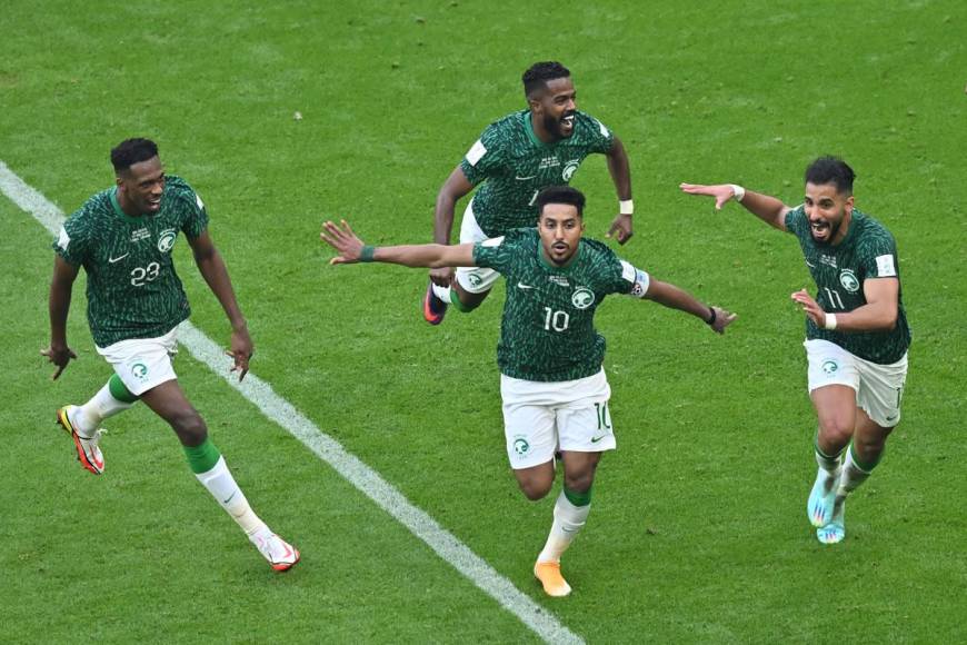Salem Al-Dawsari, que se quedó con el gafete de capitán, festeja su golazo para la remontada de Arabia Saudita ante Argentina.