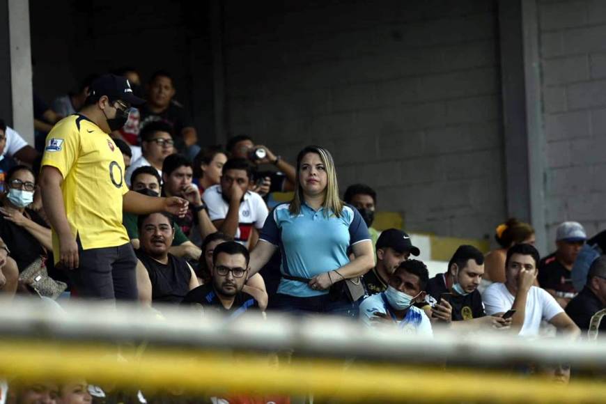 ¡Chicas, bella presentadora y fiesta blanca! El ambientazo que se vivió en el Morazán con el Clásico Olimpia-Motagua