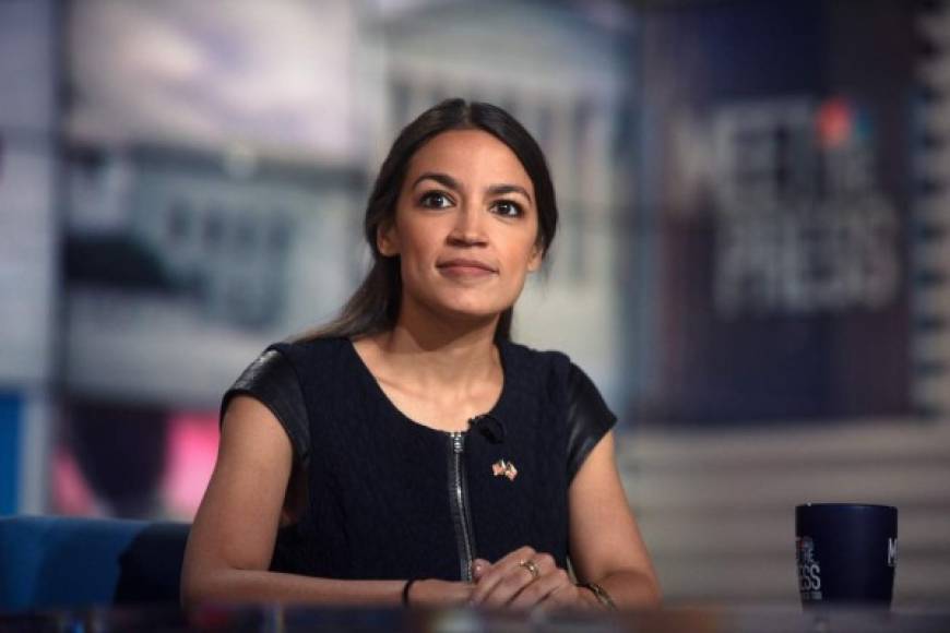 El día del espectacular asalto, AOC recurrió a Twitter para informar que 'estaba bien' y prometió dar mayores detalles de lo ocurrido más tarde. Luego afirmó haber tenido una experiencia 'cercana a la muerte' y acusó al senador republicano Ted Cruz de haber intentado que la asesinaran por respaldar los reclamos de fraude electoral de Trump.