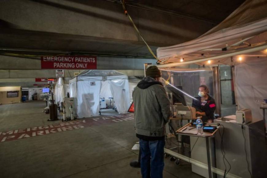 Los pacientes con pocas posibilidades de supervivencia mueren en sus hogares mientras que aquellos que logran ser transportados a los hopitales tienen que esperar varias horas o días antes de que haya una cama disponible, informaron medios locales.