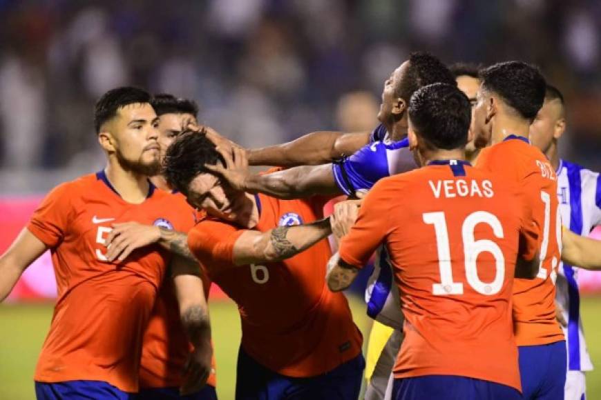 Jugadores de Honduras y Chile protagonizaron una bronca tras el encontronazo de Edwin Solani y Paulo Díaz.