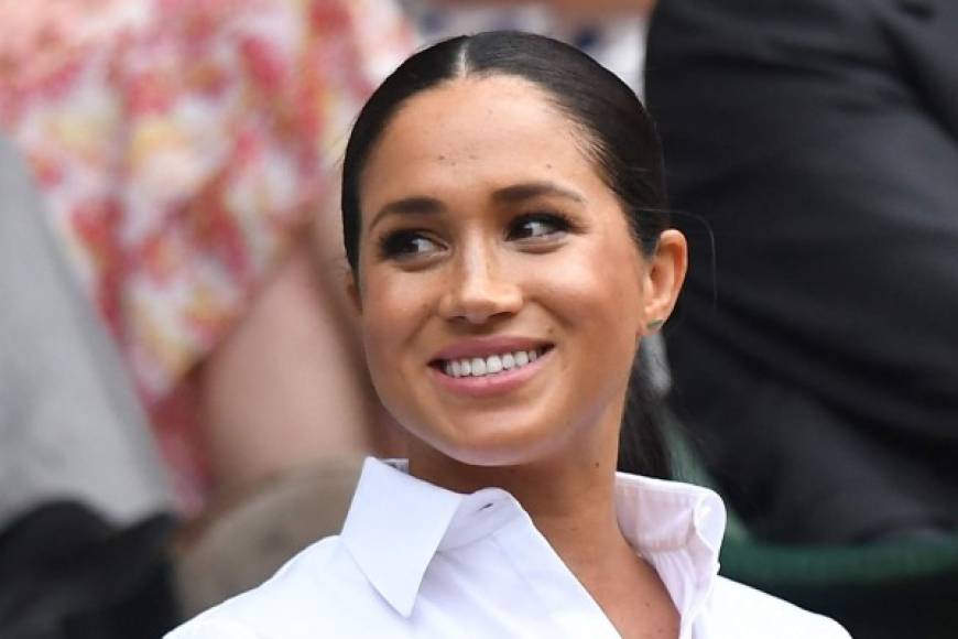 La semana pasada, Meghan Markle asistió a Wimbledon para apoyar a Serena Williams, y el look que usó ese día causó gran controversia. La prensa británica la criticó fuertemente por ir en jeans a un evento de tal magnitud.