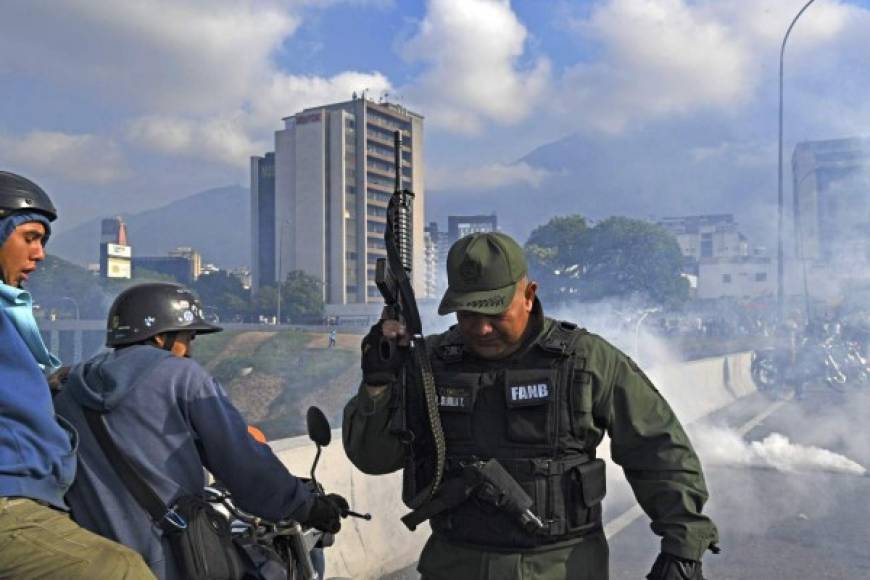 En Maracaibo (oeste), duramente golpeada por continuos apagones, también había focos de protesta, en medio de patrullajes militares.