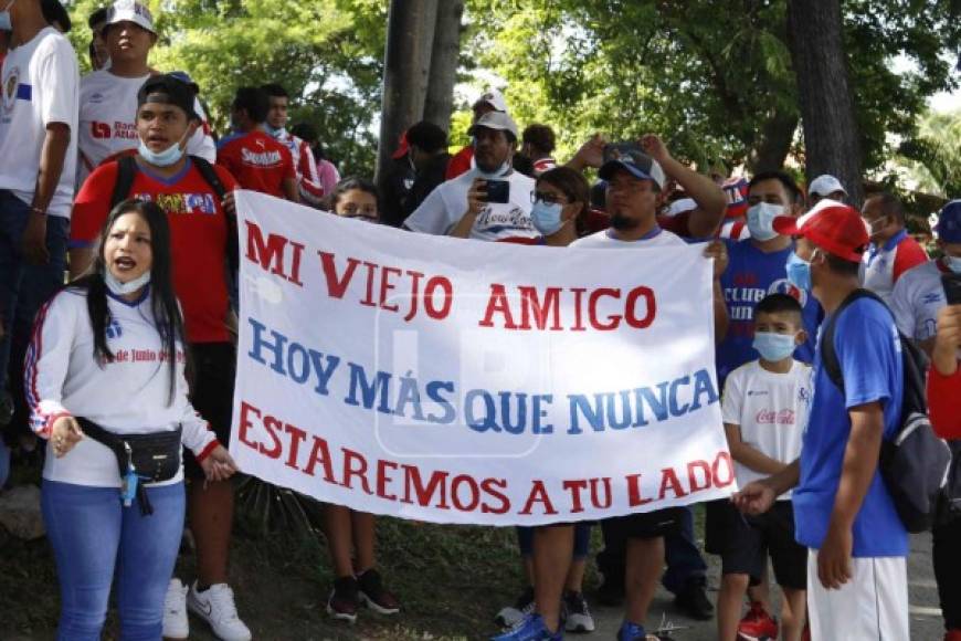 Algunos de los aficionados llegaron a alentar al Olimpia con pancartas.