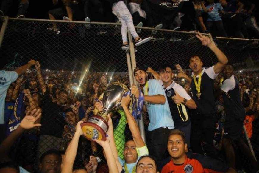 Juan Pablo Montes ofreció la Copa a los aficionados motagüenses.