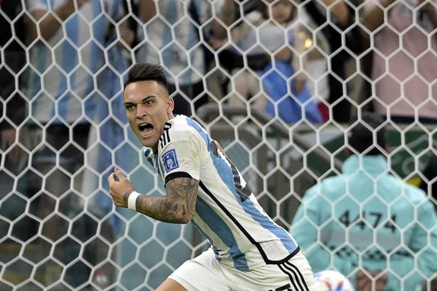 Lautaro Martínez gritando su penal para darle la clasificación de Argentina a semifinales del Mundial de Qatar 2022.