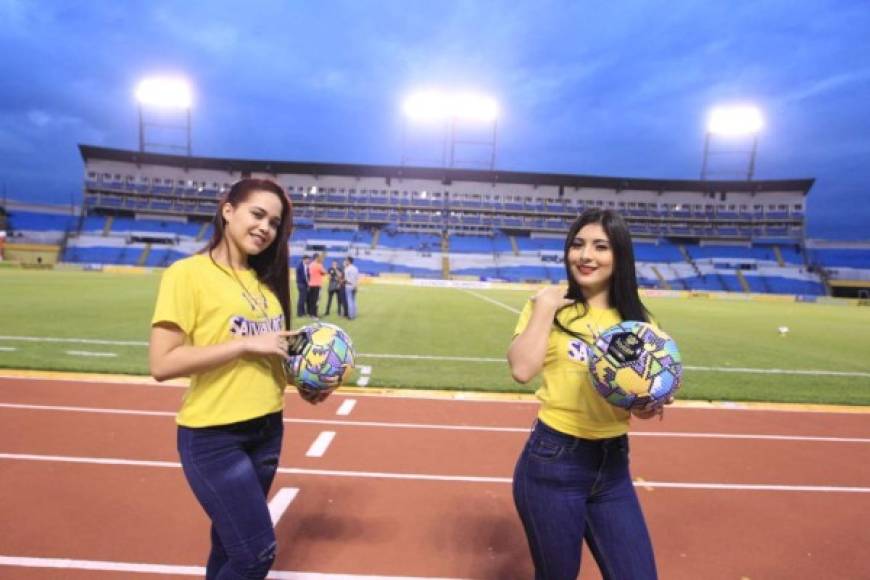 Hermosas edecanes engalanaron con su belleza el clásico Real España vs Olimpia.