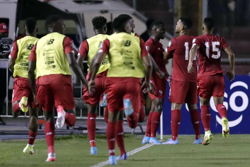 Los jugadores de Panamá celebrando el gol de Rolando Blackburn que abrió el marcador en el partido.