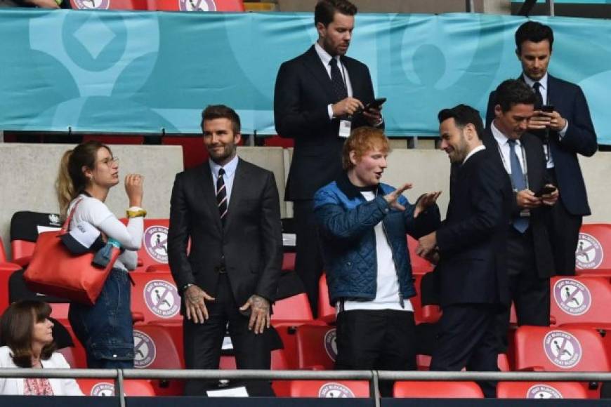 Ed Sheeran y David Beckham disfrutaron a lo grande la victoria de Inglaterra ante Alemania que les dio el boleto a cuartos de final de la Eurocopa.